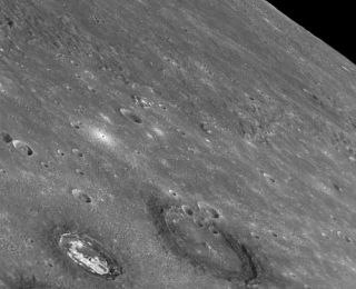 На Меркурии нашли загадочный блестящий кратер