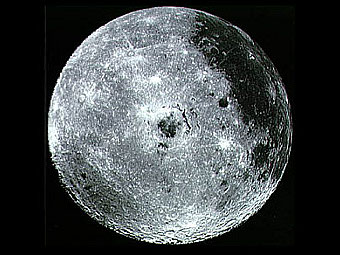 Удар астероида развернул Луну