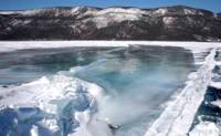 Гигантские тёмные кольца обнаружены на льду Байкала