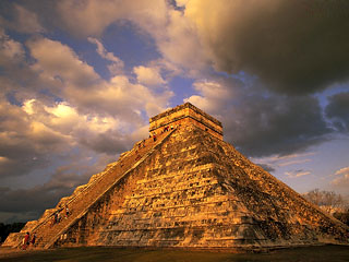 Мексиканские крестьяне во время посадки авокадо откопали пирамиду
