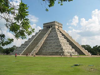 Пирамида древних майя Чичен-Итца на мексиканском полуострове Юкатан
