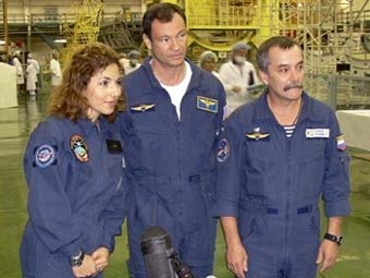 Слева направо: Анушех Ансари, астронавт Мигель Лопес-Алегриа и космонавт Михаил Тюрин. Фото AFP
