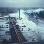 Танкер Esso Languedoc близ берегов Южной Африки и аномальная волна, перекатывающаяся через его палубу. Высота мачт, до вершины которых она достала, — 25 метров над уровнем моря. 1980 год (фото Philippe Lijour).
