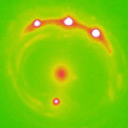 Изображение квазара RXJ1131-1231, усиленное гравитационной линзой. 