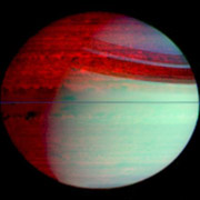 На этом ИК-снимке (в искусственных цветах) планета светится изнутри, словно фонарик. По левой части планеты (ночной стороне) хорошо видно,nbsp;что в южном полушарии облачность заметно плотнее,nbsp;чем в северном (фото NASA/JPL/University of Arizona).