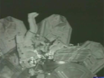 Экипаж МКС в открытом космосе. Кадр НТВ