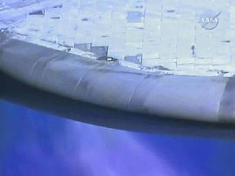   Поврежденный участок обшивки корабля. Кадр NASA TV. 