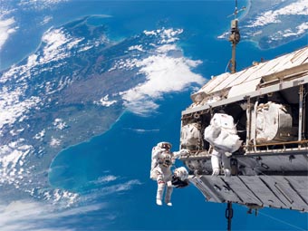 Роберт Кербим и Кристер Фюглесанг работают в открытом космосе. Фото NASA