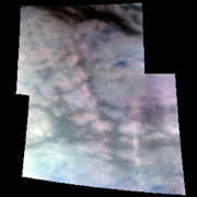 На этом комбинированном изображении из радарных и инфракрасных снимков видна горная гряда, находящаяся к югу от экватора Титана 
