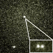 Карликовая галактика VCC128. Из-за гравитационного воздействия сверхмассивной чёрной дыры в центре звёзды скопились таким образом, что визуально они наблюдаются как два ярких пятна (фото NASA/Hubble Space Telescope).