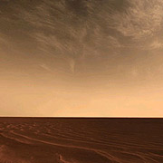 Снимок песчаной равнины и облачного неба, сделанный марсоходом Opportunity во время исследования кратера Виктория (фото NASA).