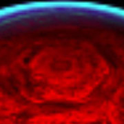 Ночной вид на гексагон, полученный спектрометром Cassini в видимом и инфракрасном диапазонах волн. Яркий красный цвет — тепловое излучение, исходящее из глубины планеты. Тёмные участки — толстый слой облачности, блокирующей тепловое излучение интерьера гиганта. Синий нимб — проблеск солнечного света, освещающего противоположную половину планеты 