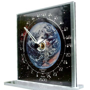 Хронометр с циферблатом, размеченным на 25 часов, называется Lunatime lunar clock и продаётся за $45 