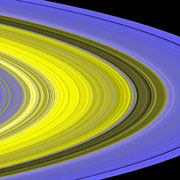 Фрагмент нового снимка в искусственных цветах, показывающий структуру колец (наиболее интригующее на этот раз кольцо B показано жёлтым).