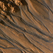 Овраги на внутреннем склоне одного из кратеров Марса, отснятые MRO