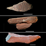 Кусочки охры со следами скобления, найденные в Африке. Масштабные линейки — один сантиметр 