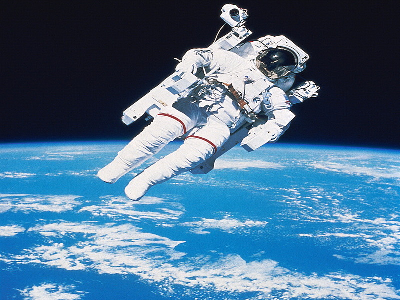 В открытом космосе без скафандра: быстро ли наступит смерть?
