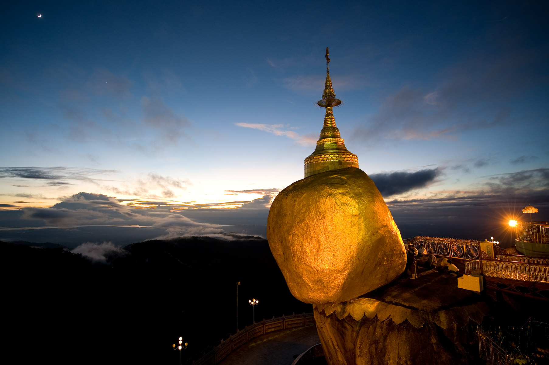 Золотой камень в Мьянме